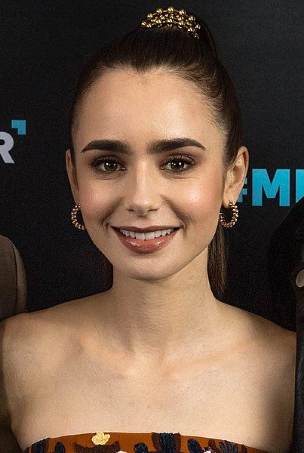 <strong>Lily Collins</strong>. Billede af Neil Grabowsky.