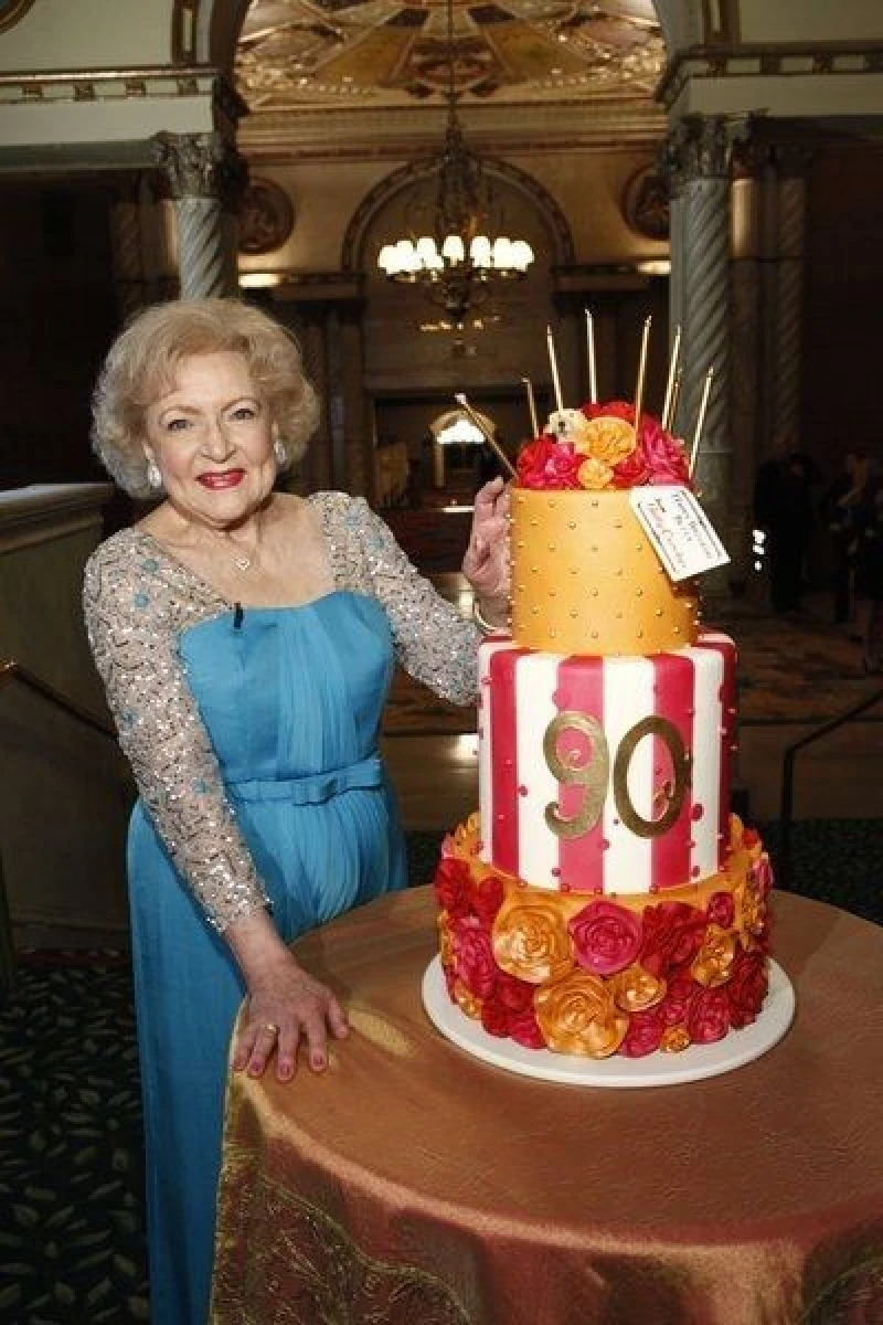 Betty White's 90th Birthday: A Tribute to America's Golden Girl Plakat